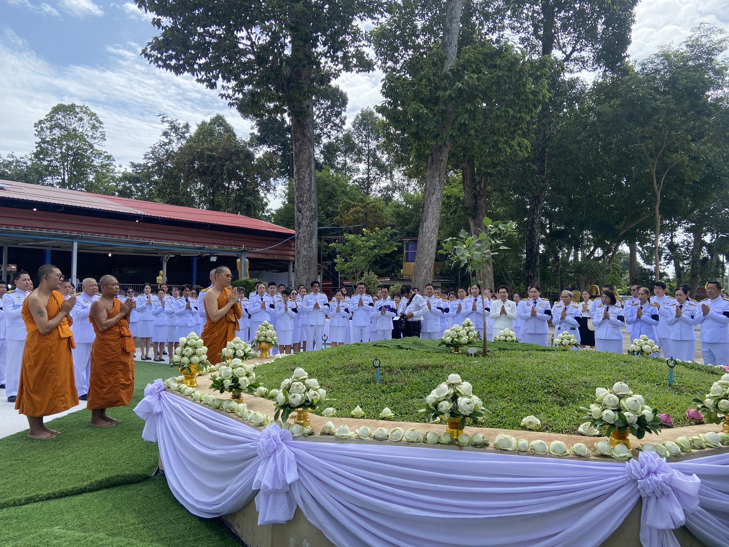 title - วันที่ 10 กรกฎาคม 2569 ณ วัดศรีเงินเจริญสุข ตำบลโนนห้อม อำเภอเมืองปราจีนบุรี จังหวัดปราจีนบุรี นายวิทูล ประดิษฐบุญ ปฏิรูปที่ดินจังหวัดปราจีนบุรี มอบหมายให้ ข้าราชการ และเจ้าหน้าที่ ส.ป.ก.ปราจีนบุรี เข้าร่วมพิธีปลูกพระศรีมหาโพธิทศมราชบพิตร